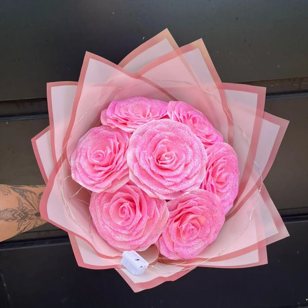 Buquê Iluminado em Cetim com Rosas Brilhantes – Glitter + LED para namorada, esposa, presentes