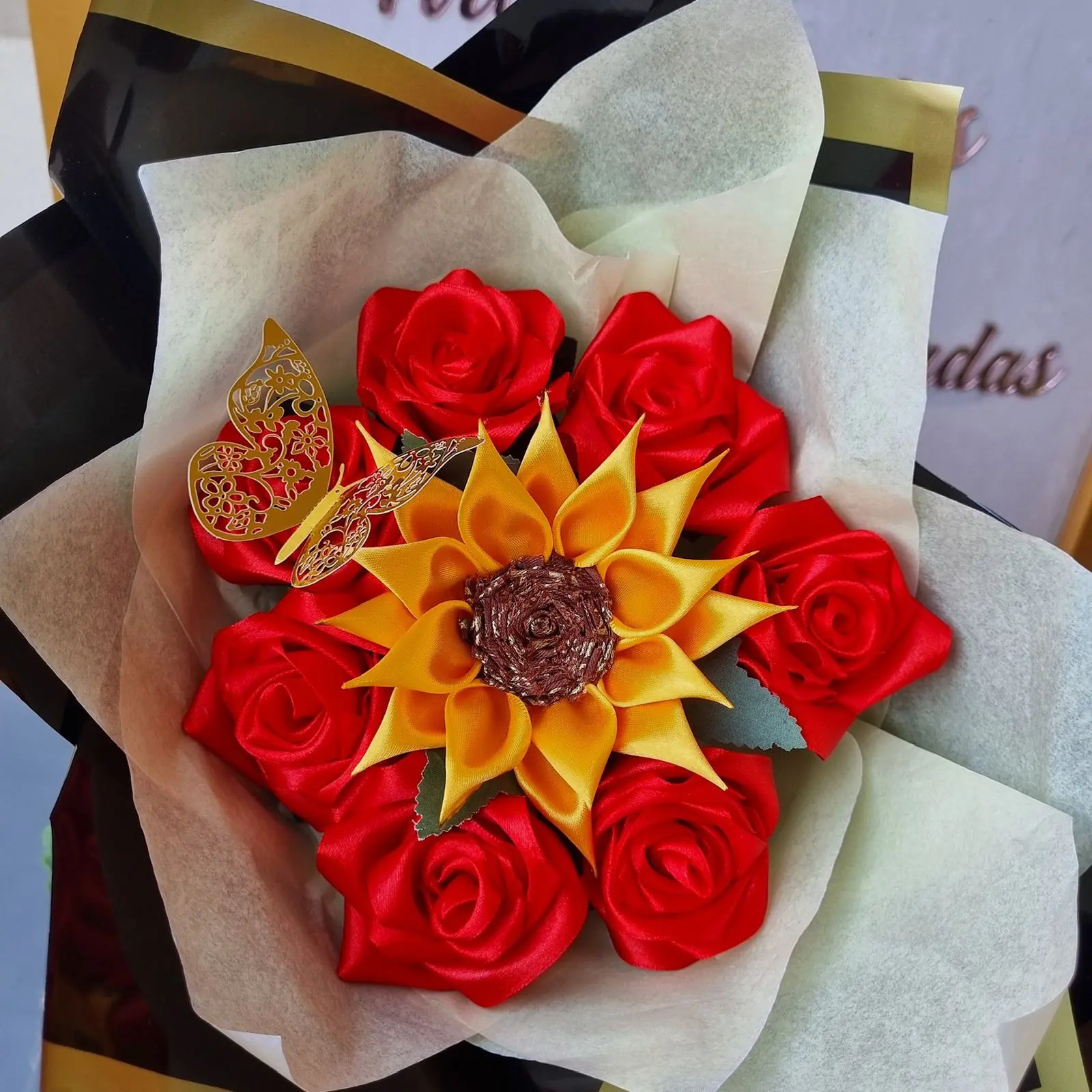 Buque de Rosas Eternas - Rosas + Girassol