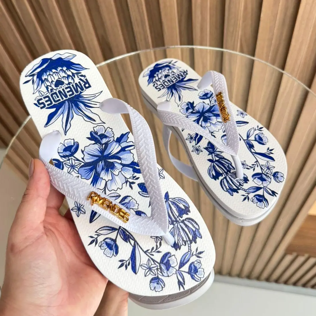 Chinelo Feminino Azul Floral RMendes Estilo Farm Sandália Feminina Confortável Leve Elegante e Antiderrapante Design Moderno